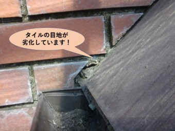 岸和田市の壁のタイルの目地が劣化しています!