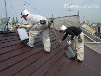 泉佐野市俵屋で屋根の上塗り塗装に入りました!