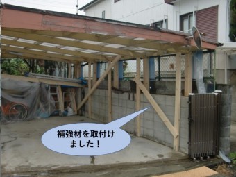 阪南市の木製カーポートの修理工事で新しい木材を加工し柱を入れました 街の屋根やさん岸和田店