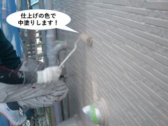 高石市の外壁を仕上げの色で中塗りします