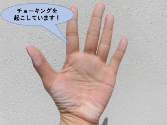 岸和田市の外壁がチョーキングを起こしています