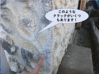 泉佐野市の外壁の無数にあるクラック