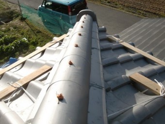岸和田市東大路町の和瓦の屋根葺き替えで棟瓦の漆喰塗り