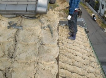 岸和田市天神山町の和瓦の葺き替えで古い瓦撤去2日目