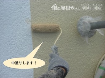高石市の外壁を中塗りします