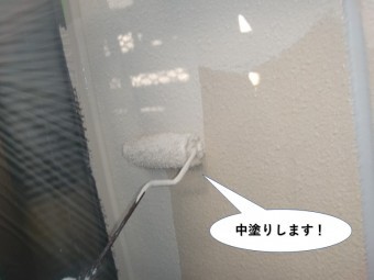 岸和田市の外壁を中塗りします