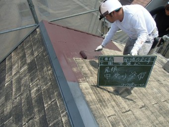 泉佐野市俵屋で屋根塗装の中塗り工程に入りました!