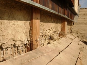 岸和田市東大路町の屋根瓦葺き替えで既存瓦と土の撤去2日目