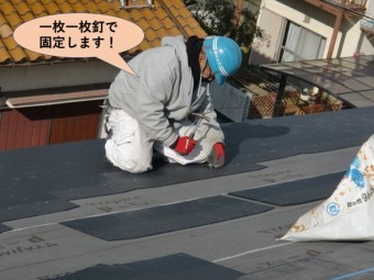 岸和田市でスレート瓦を一枚一枚釘で固定します