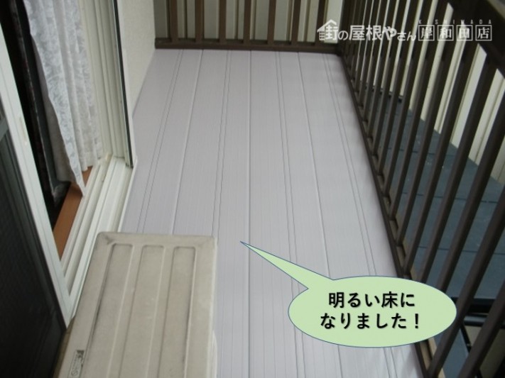 岸和田市のベランダが明るい床になりました