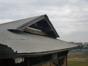 岸和田市東大路町の屋根瓦葺き替えで既存瓦と土の撤去2日目