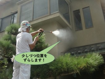 岸和田市の雨漏りの水かけ試験で少しづつ位置をずらしながら水をかけます