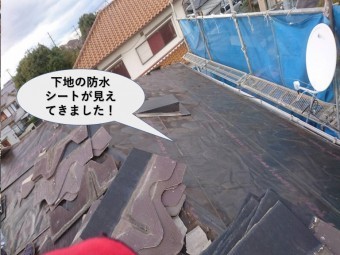 岸和田市の屋根の下地の防水シートが見えて来ました!