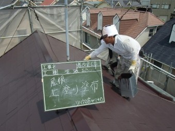 泉佐野市俵屋で屋根の上塗り塗装に入りました!