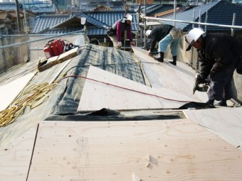 岸和田市土生町で洋瓦の屋根葺き替えで野地板・防水シート貼り