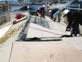 岸和田市土生町で洋瓦の屋根葺き替えで野地板・防水シート貼り