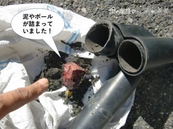 和泉市の樋に泥やボールが詰まっていました