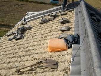岸和田市天神山町の和瓦の葺き替えで古い瓦撤去