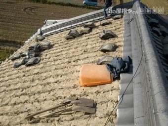 岸和田市天神山町の和瓦の葺き替えで古い瓦撤去