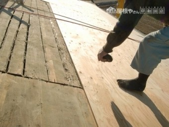 岸和田市東大路町の屋根瓦葺き替えで既存瓦と土の撤去