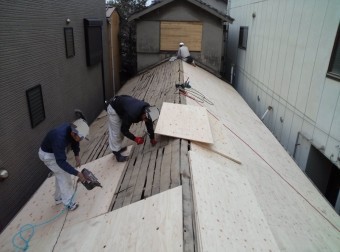 泉北郡忠岡町の屋根の構造用合板設置中