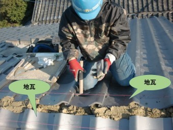 岸和田市の棟に地瓦施工中