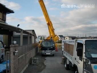 岸和田市東大路町の屋根瓦葺き替えで既存瓦と土の撤去