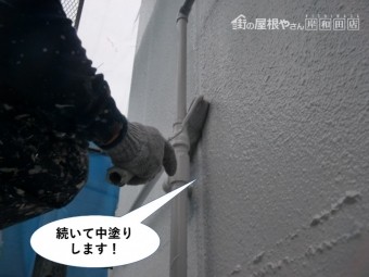 岸和田市の外壁を続いて外壁を中塗りします!