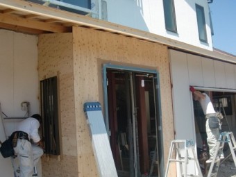 岸和田市上松町の屋根スレート瓦の下屋部分の葺き替え作業と同時に玄関下地状況