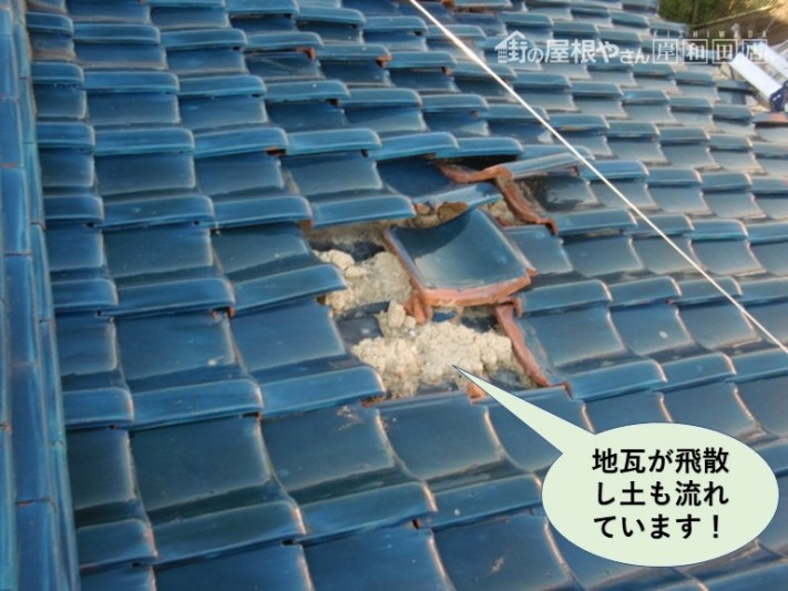 岸和田市の地瓦が飛散し土も流れています