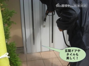 泉佐野市の玄関ドアやタイルも洗浄