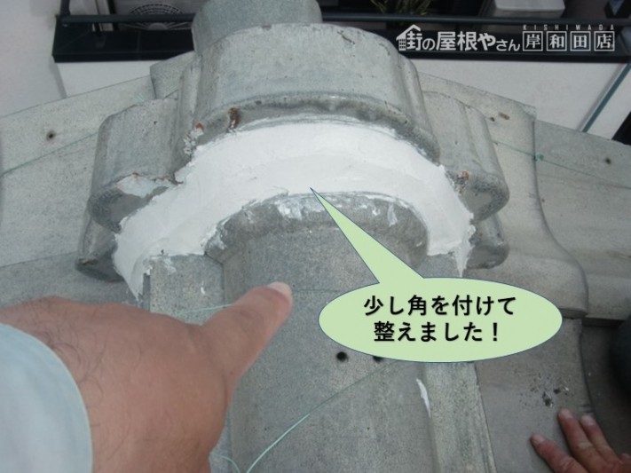 岸和田市の鬼瓦の取り合いの漆喰に少し角を付けて整えました