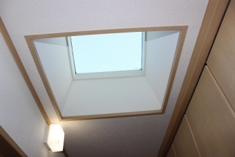 岸和田市上松町で屋根葺き替えと同時に天窓を取付ました!