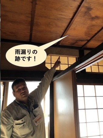 岸和田市の一階の店内で雨漏りしています
