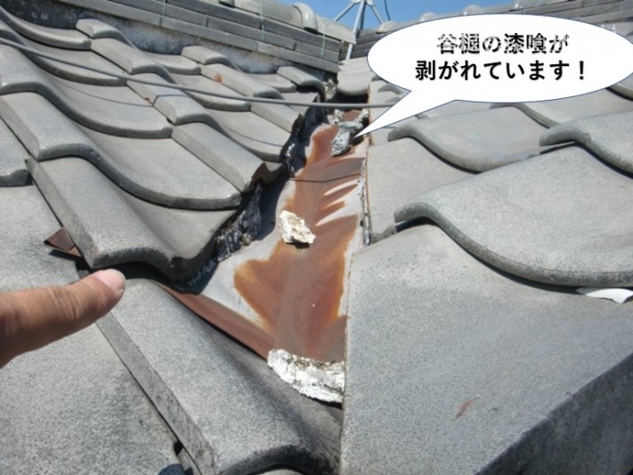 泉大津市の谷樋の漆喰が剥がれています