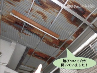 堺市中区のガレージ天井が錆びついて穴が開いていました