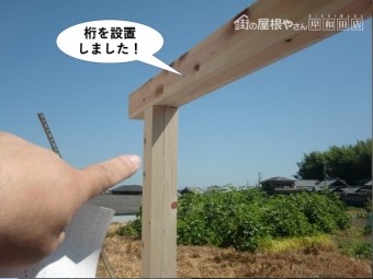 岸和田市のテラスの柱の上に桁を設置しました