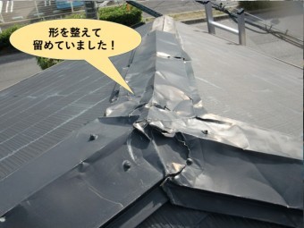 和泉市の下屋の板金の形を整えて留めていました!