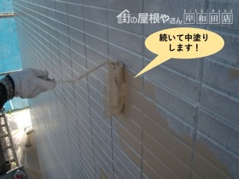 泉大津市の外壁を続いて中塗りします