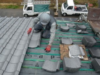 岸和田市東大路町の淡路産特上瓦の屋根の葺き替え工事中