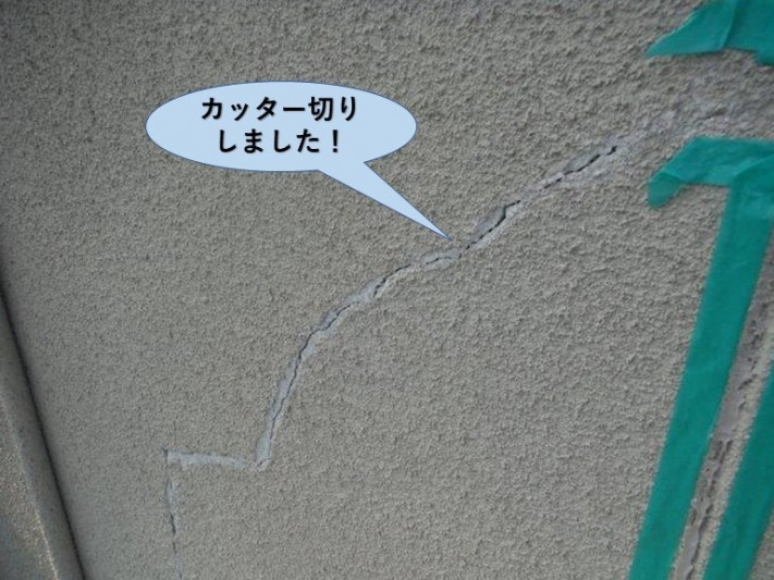 岸和田市の外壁のひび割れをカッター切りしました!