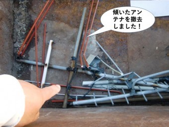 岡町の傾いたアンテナを撤去