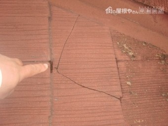 岸和田市上松町でスレート屋根の葺き替えで現調でひび