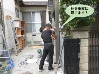 岸和田市のカーポートの柱を垂直に建てます
