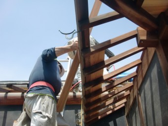 岸和田市土生町の下屋根の既存の軒天井板を張っています!