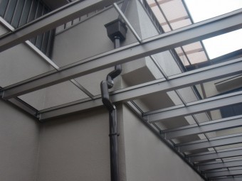 岸和田市神須屋町のカーポート設置で雨樋回避