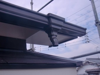 岸和田市土生町の中吊り金具の雨樋