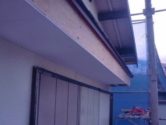 岸和田市土生町の庇にケイカル板取り付け