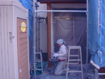 岸和田市土生町の玄関庇の柱塗装