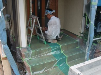 岸和田市西之内町の塗装前の養生作業